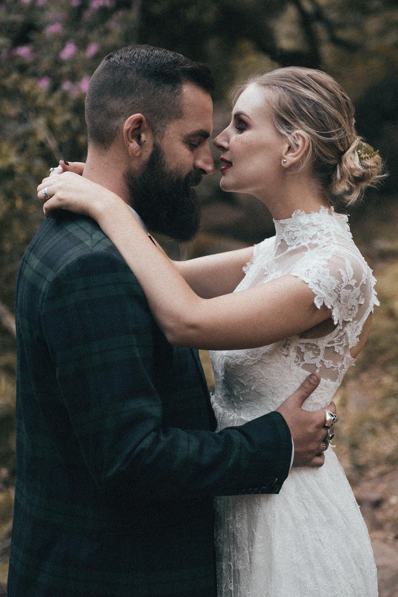 PAREJA ABRAZADA DURANTE SU REPORTAJE DE POSTBODA